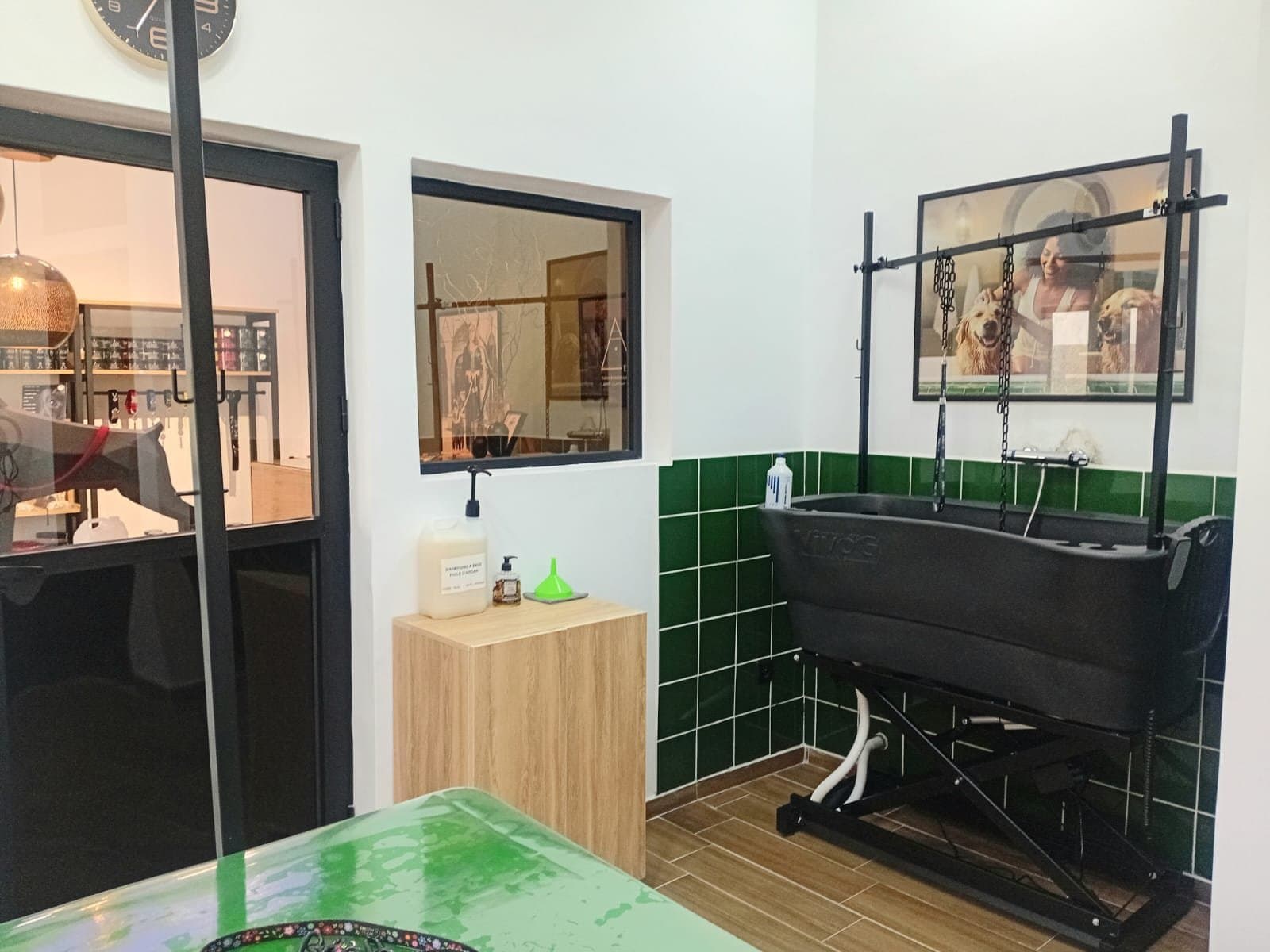 Baignoire et espace de lavage du studio Aïdi à Essaouira
